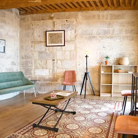 Elegant With Balcony - Maison Comte Lägenhet