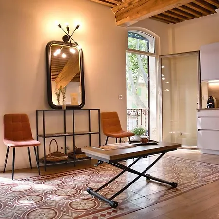 Lägenhet Elegant With Balcony - Maison Comte *